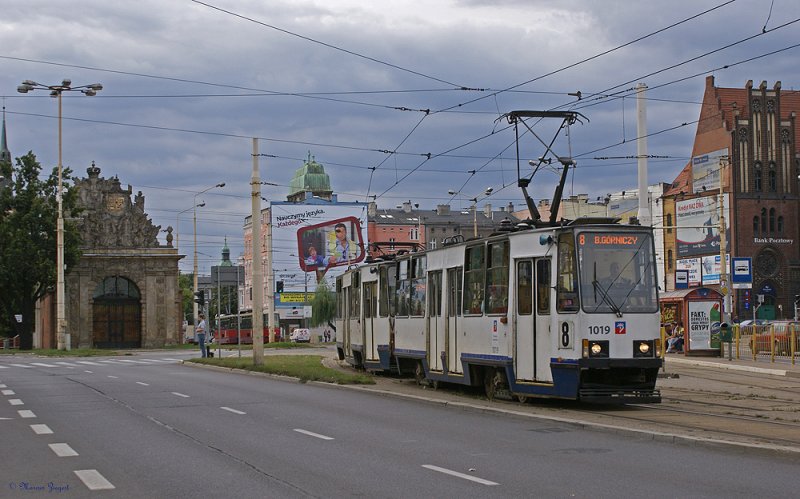 Tram Szczecin -  Linie 8 nach verlassen der Haltestelle Brama Portowa (Berliner Tor) 12.09.2009