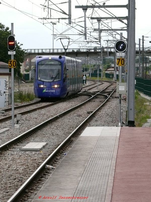 Tram-Train U25523+U25524 (TT12) fhrt auf der Tram-Linie T4 von Aulnay-sous-Bois kommend in Bondy ein.
Die Linie T4 ging am 20. November 2006 als Tram-Train (Stadtbahn) in Betrieb. Zuvor war die Strecke zwischen den Bahnhfen von Aulnay-sous-Bois und Bondy seit 1875 als Eisenbahnstrecke in Betrieb. Die inzwischen unrentable Bahnstrecke wurde 2003 eingestellt, um anschlieend als Tram-Train umgebaut und erneuert wieder in Betrieb zu gehen. Die Halte haben niedrige Einstiege und es gibt zahlreiche Niveaukreuzungen mit Straen.
26.06.2007
