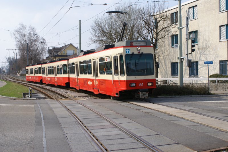 Tramersatzzug bestehend aus dem Be 4/4 51, dem Be 4/4 52 und dem Be 4/4 54 nhert sich am 5.4.09 seiner Endhaltestelle Zollikerberg.