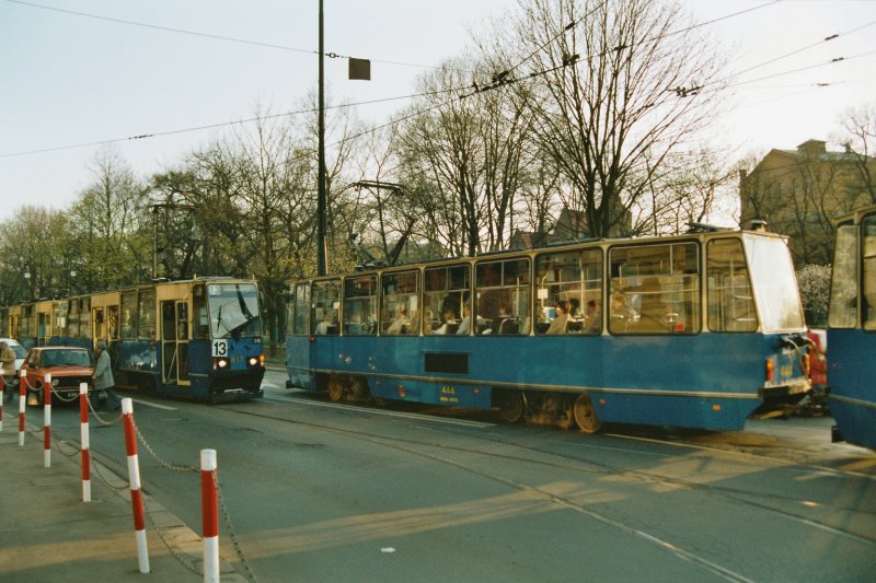 Tramkreuzung in Krakau:
Zge des Tramtyps Konstal 105Na kreuzen.
Von links Krakauer Tram Nummer 817 und von rechts eine berraschung: Obwohl Nowa Huta seit langem als Stadtteil in Krakau eingemeindet wurde und der Straenbahnbetrieb auch schon lange in Krakau aufgegangen ist, trgt die von rechts kommende Straenbahn die Nummer 444 und immer noch die Eigentumsbezeichnung Nowa Huta!

14.04.2004 Krakau