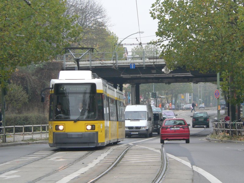 Tramlinie 27 in Richtung Krankenhaus Kpenick nahe dem Bhf Karlshorst. 2.11.2008