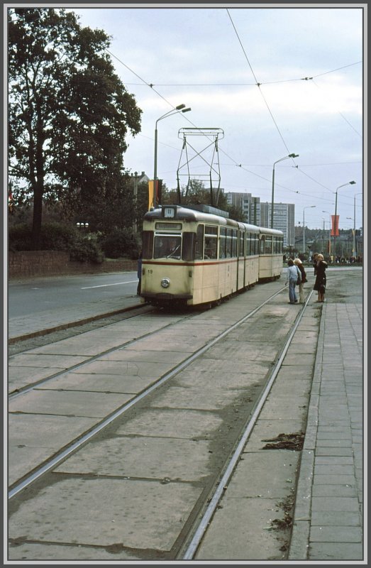 TRamlinie 8 Ausgangs der Langen Strasse beim ehemaligen Hotel Warnow. (Archiv 12/80)