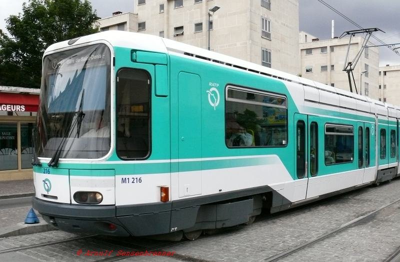 Tramlinie T1 der Pariser Verkehrsbetriebe in St.Denis:  
Nahansicht der Tram Nummer 216 vom Typ TFS (Alsthom 1992). Alsthom hatte Ende der 1980er Jahre fr die neuen franzsischen Straenbahnen den zweiteiligen Tramtyp TFS (Tramway franais standard) entwickelt, der auf dieser Linie im Einsatz ist. 
26.06.2007