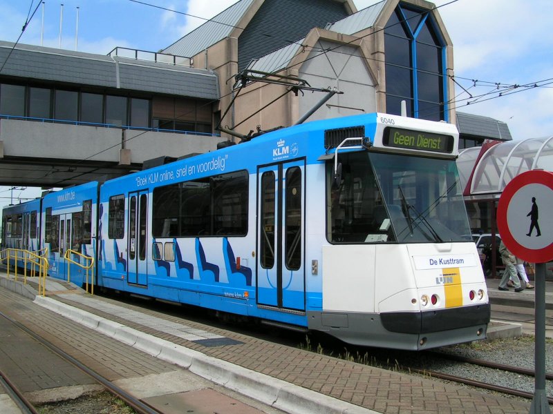 Tramwagen 6040 ist in der Haltestelle Oostende Station auf dem mittleren Gleis abgestellt am 18.05.07. 