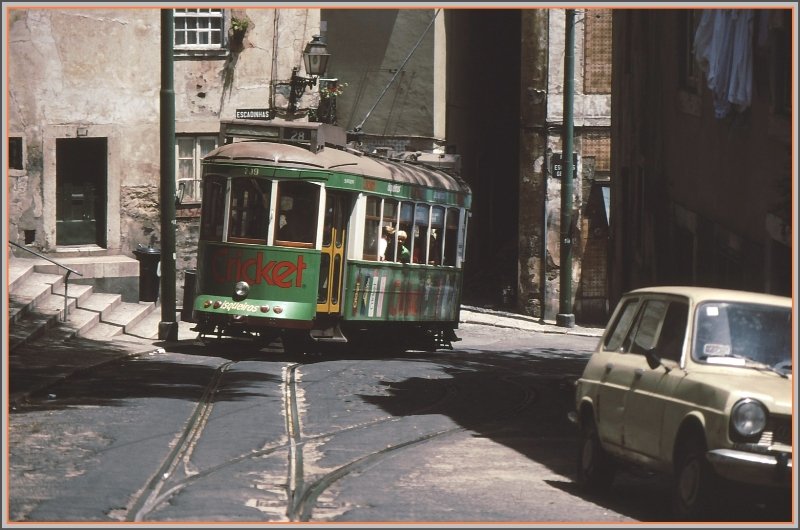 Tramwagen 709 der Linha 28 quitscht durch die engen Kurven der Alfama in Lissabon. (Archiv 06/92)