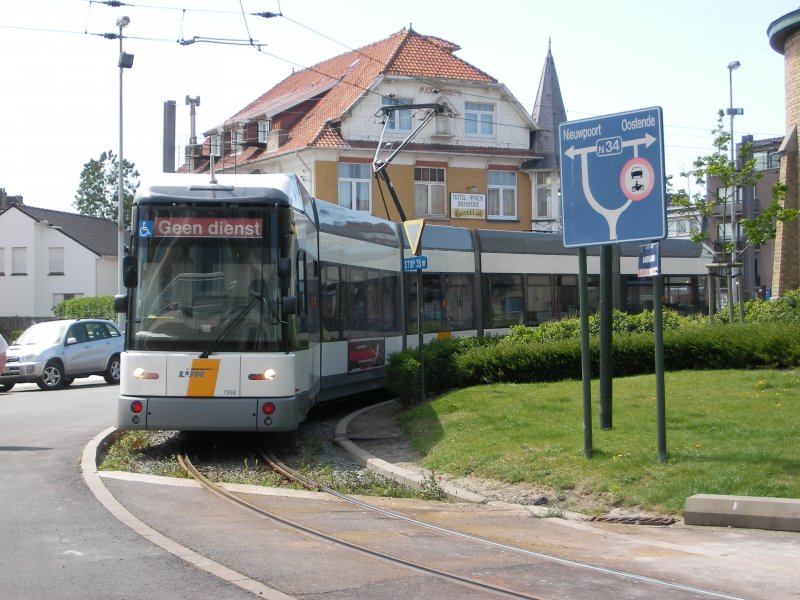 Tramwagen 7268 am Wendepunkt in Westende-Bad. Nach einer kurzen Pause wird die Fahrt zurck nach Oostende wieder aufgenommen. 19.05.07 