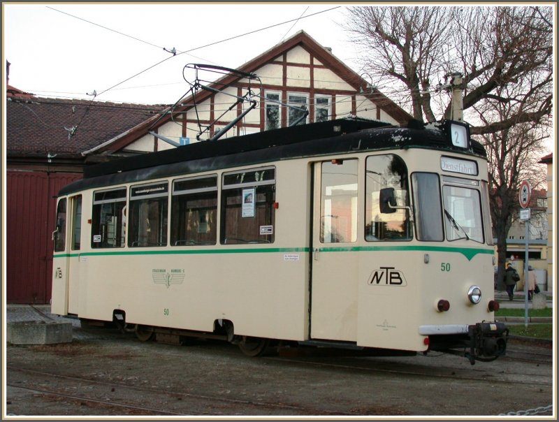 Tramwagen Nr. 50 der Naumburger Strassenbahn vor dem Depot am Marienplatz. (16.12.2006)