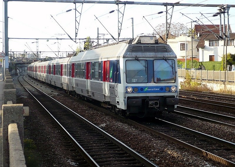 Transilien Z 6400 527 am 17.10.2008 bei der Station Houilles Carrieres sur Seine.