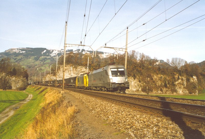 Transitgterzug mit ES 64 U2-102 an der Spitze am 20. November 2005 zwischen Steinen und Schwyz auf der Gotthardachse (Schweiz).