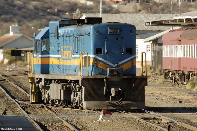 Transnamib 502 (Aasvoel) rangiert fur ihres Mittagzug in Bahnhof Windhoek, 18-9-2006