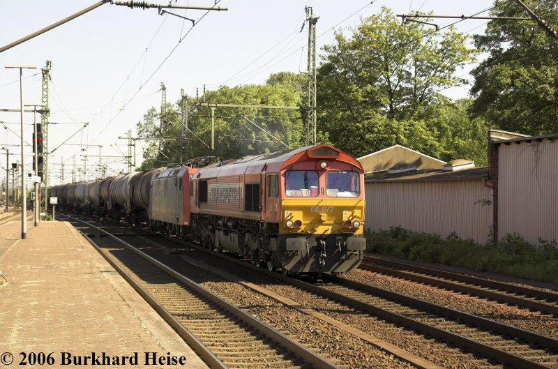 Transpetrol DE 672 und SBB Cargo Re 482 010 am 10.6.2006 mit einem Kesselwagenzug in Hamburg Harburg