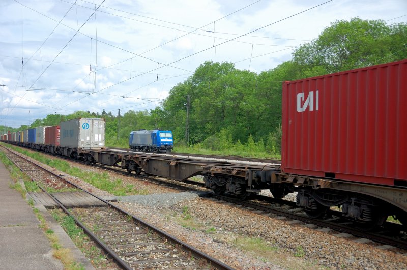 Transportiert die Bahn jetzt schon etwas grere Modellbahn-Lokomotiven auf Containertragwagen?
Die Perspektive machts: 185 514-7 der SETG ex TX Logistics passiert im  richtigen Moment  einen Containerzug. 50 cm zurcklehnen und schon hat der Tragwagen eine exklusive Fracht.
