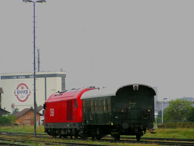 Transportwagen 40819471272-0(Fahrverschubwagen) wird bei str�menden Regen von 2016 020-6  aus dem Bhf. Wieselburg/Erlauf gezogen;080916