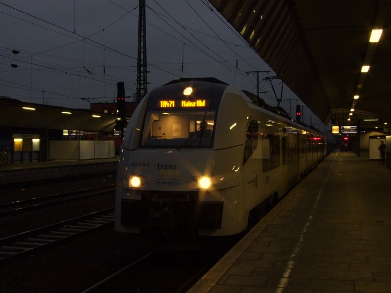 Transregio 460 014-4 steht mit TR84153 nach Mainz Hbf zur Abfahrt bereit im Hauptbahnhof Koblenz. 18.12.08
