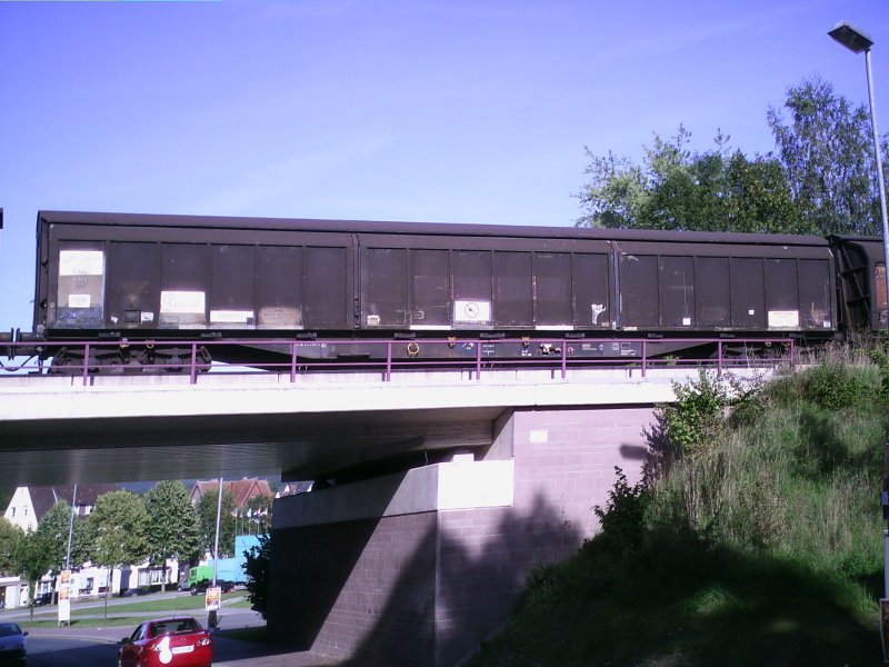Transwagon Groraumschiebewandwagen auf einer Brcke kurz hinter dem Bahnhof von Stadtoldendorf.