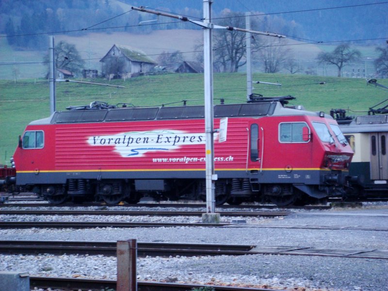 Traurig: Das  Wlkli  (Re 446 015-0) hatte einen Unfall, fuhr bei Ebikon LU mit einem Postzug auf ber eine  Entgleisungsweiche . Seitdem steht sie nun in diesem Zustand vor dem Depot in Samstagern (Bild vom 1.12.2007). Wie ich heute von einem SOB-Mitarbeiter erfahren habe, wird die Lok demnchst  weggeworfen ... (Heul...  :-(  ) 