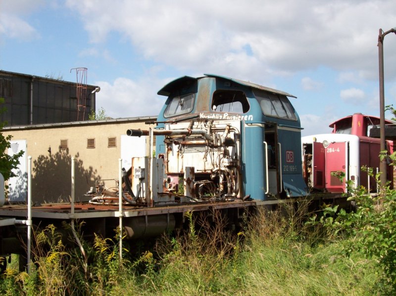 Trauriger Rest der 212 189-5 am 15.09.07 in Stendal.
<a href= http://staedte.kaposo.de  target= _blank ><img src= http://www.Bahnbilder.de/counter/counter_new.php?key=309690456  alt= Städte auf Kaposo  title= Städte auf Kaposo  border= 0  /></a>