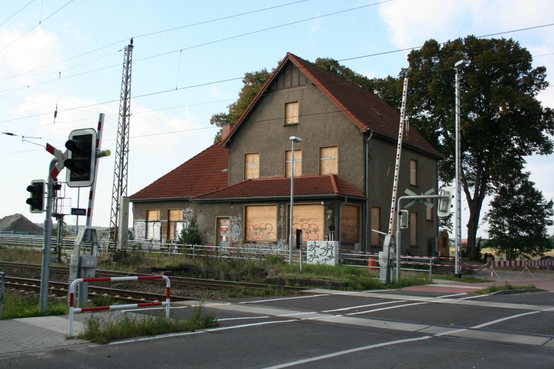 Trauriger Zustand des Bahnhofs in Rdnitz am 28.9.2008.