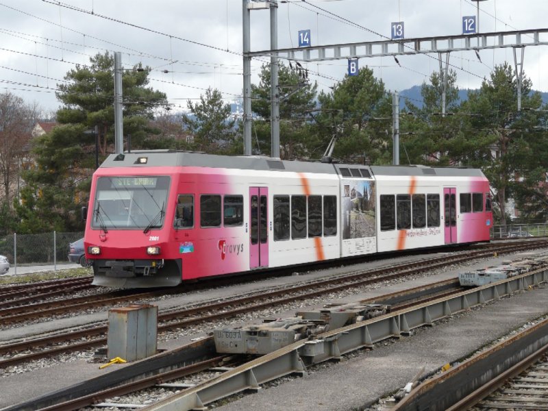 travys - Einfahrender Regionalzug in dem Bahnhof von Yverdon mit dem Gelenktriebwagen Be 2/6 2001 aus Ste-Crox am 19.01.2008