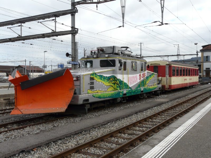 Travys - Gterlok Ge 4/4  21   Krokodil   zusammen mit dem 2 Kl. Personenwagen B 35 im Bahnhofsareal der Travys in Yverdon les Bains am 19.01.2008