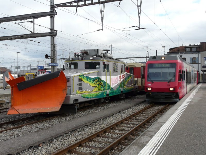 travys - Gterlok ge 4/4  21 (Krokodil) mit Schnnepflug neben den Regionalzug nach Ste-Croix mit dem Gelenktriebwagen Be 2/6  2000 am 19.01.2008