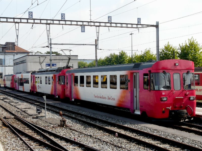 travys - Langer Personenzug mit dem Steuerwagen Bt 51 sowie dem Triebwagen Be 4/4 2 und dem Steuerwagen Bt 55 und Steuerwagen BDt 53 im Bahnhof von Yverdon les Bains am 24.09.2008