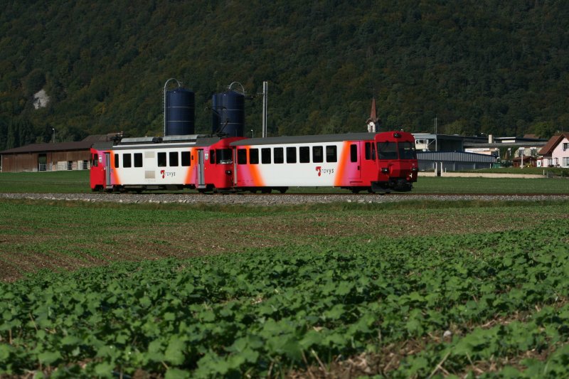 Travys-Pendelzug mit Be 4/4 1 und BDt 53 am 29.9.2007 unterwegs nach Yverdon zwischen Baulmes und Essert. 