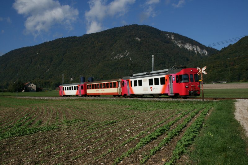 Travys-Regionalzug Ste-Croix - Yverdon mit Be 4/4 2, B 35 und Bt 51 am 29.9.2007 bei Vuiteboeuf. 