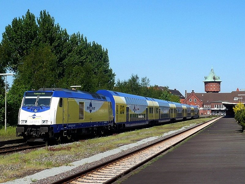 TRAXX-Diesellok 246 007-9 mit Metronom-Doppelstockzug nach Hamburg Hbf. am 15.05.2008 in Cuxhaven.