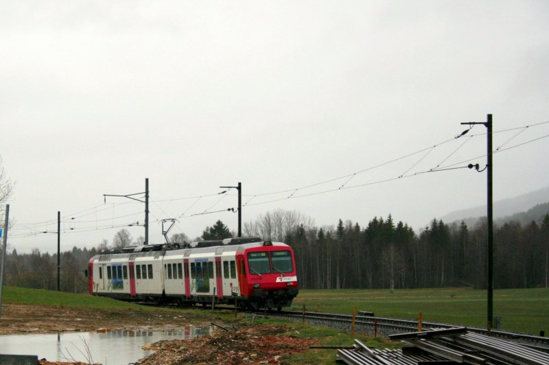Trbe Stimmung am 21.4.2008 in Le Brassus. Einer der beiden Travys-NPZ hat als Regio 4218 nach Vallorbe gerade den damaligen Bahnhof verlassen.