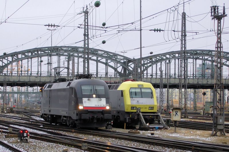 Treffen der Dispolok-Generationen am 27.12.08 mit ES64 U2-067 und dem Urvater 127 001 im Hbf Mnchen