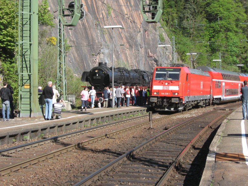 Treffen der Genreationen: BR 01 1066 mit einem Sonderzug nach Konstanz und BR 146 238-1 mit dem RE 4703. Entstanden ist das Bild in Triberg am 1.5.07