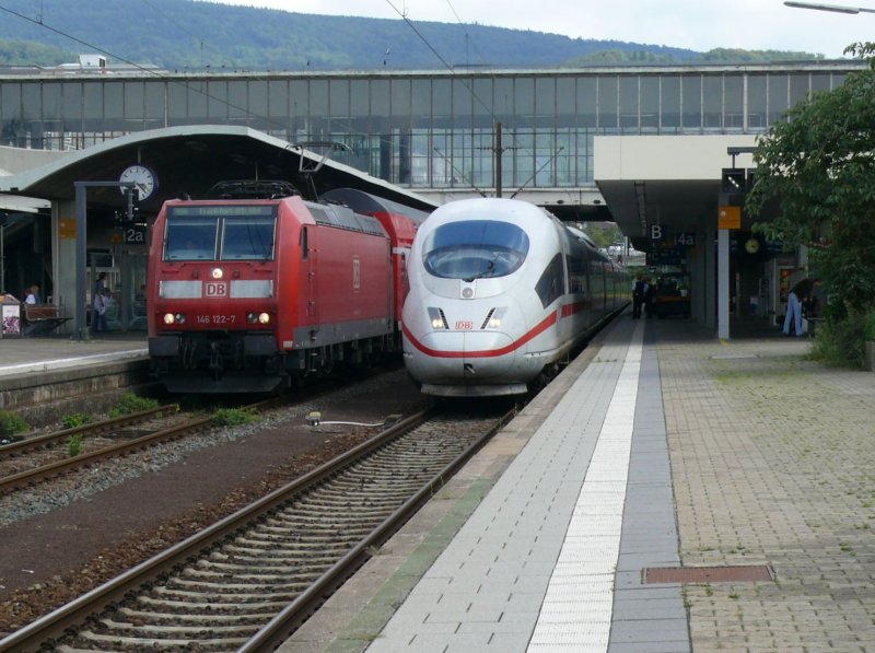 Treffen in Heidelberg. Es treffen sich 146 122 mit ihrem RE nach Frankfurt Hbf und ICE  Westerland  von Mnchen Hbf nach Kln Hbf. 11.8.09