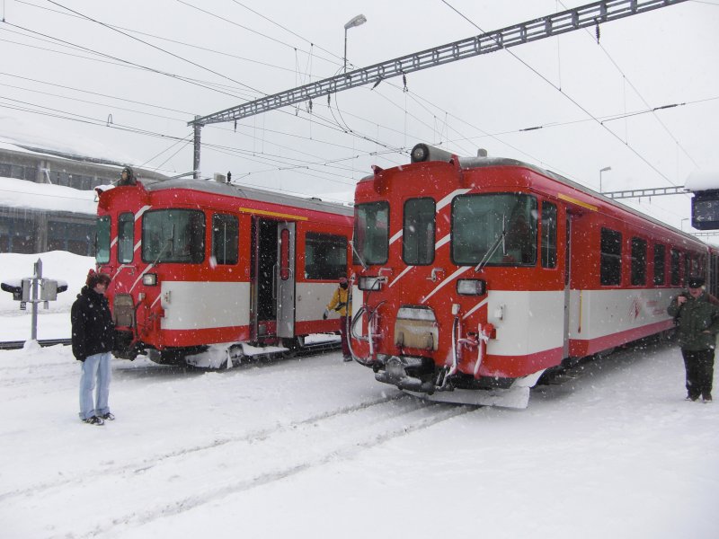 Treffen der Regionalz�ge nach Brig bzw. G�schenen im tiefverschneiten Bahnhof Andermatt am 23.02.2009
