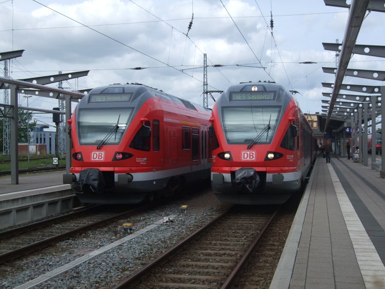 Treffen im Rostocker Hbf.rechts RE9 nach Sassnitz und links RE9 kurz nach der Ankunft aus Sassnitz im Rostocker Hbf.(09.05.09)