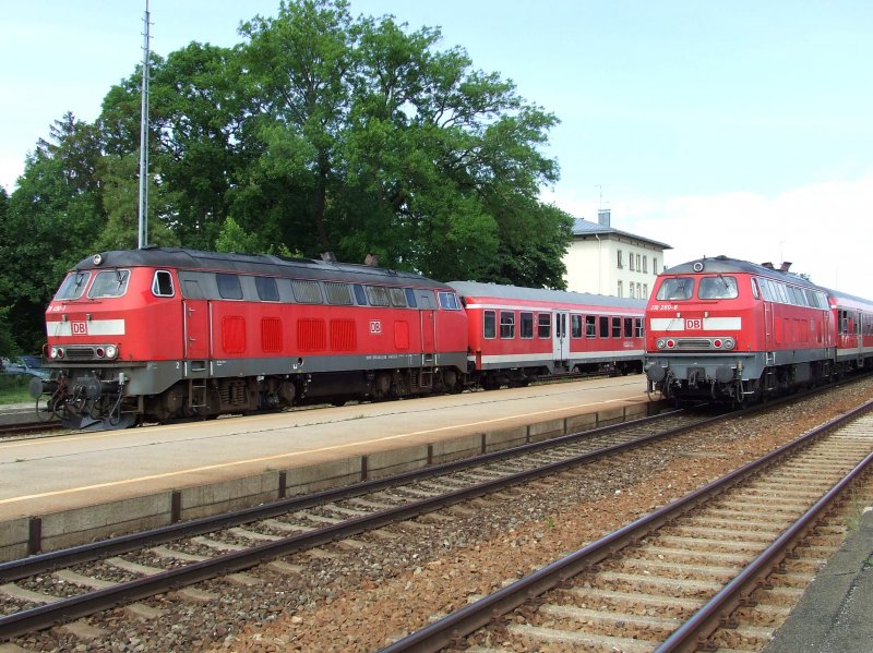Treffen der zwei BR 218 bespannten Regionalz�ge nach M�nchen (re.) und Memmingen (li.) am 08.06.2009 in Kaufering.