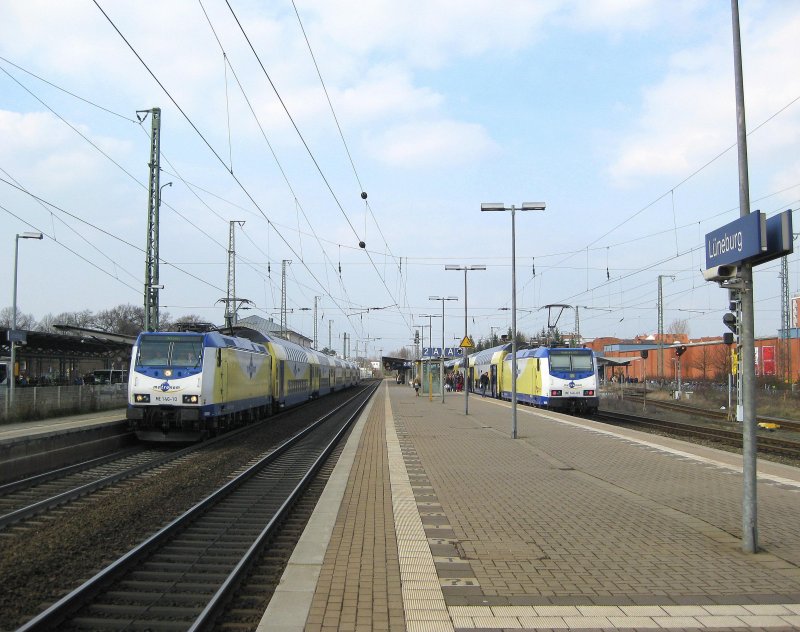 Treffen zweier 146er in L�neburg am 31.03.09. Links steht die ME 146-10 mit ME 80951 nach Uelzen und rechts die ME 146-09 mit ME 80956 nach Hamburg Hbf.