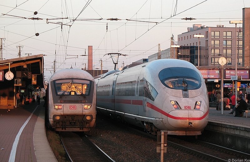 Treffen zweier Zug-Gattungen: Wer wird wohl lnger auf deutschen Gleisen unterwegs sein? Ich tippe mal auf den ICE. Ist aber nur eine Vermutung… (Dortmund Hauptbahnhof, 13 Oktober 2007)