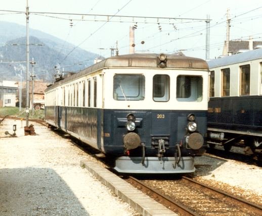 Treibwagen BDe 2/8 203 (ex GBS / bls  ABDe 2/8  704 )im Bahnhofsareal von Balsthal im Juli 1985