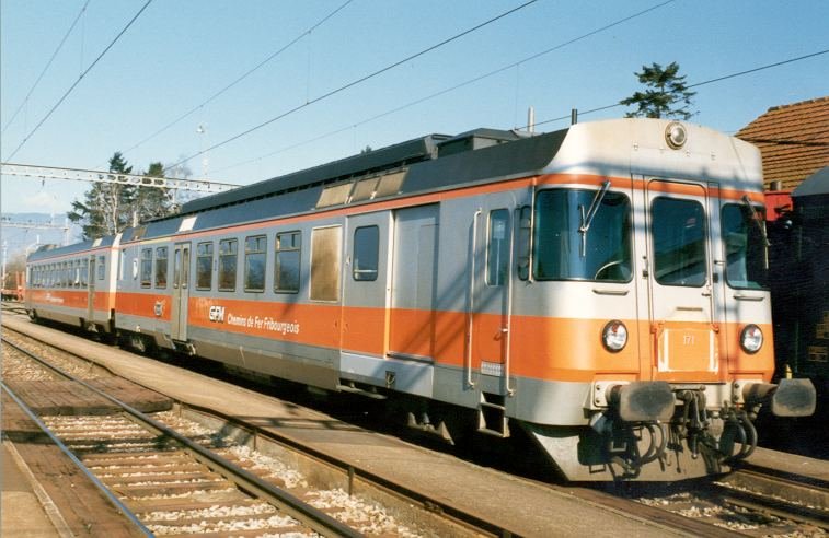 Treibwagen RABDe 4/4 171 + Steuerwagen Bt 371 der GFM im Bahnhof von INS BN im Mrz 1989