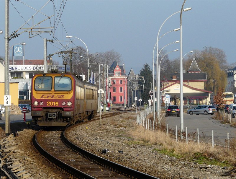 Treibzug 2016 hat den Bahnhof von Diekirch soeben in Richtung Ettelbrck verlassen. Rechts im Hintergrund ist das Bahnhofsgebude noch zu sehen. 24.02.08