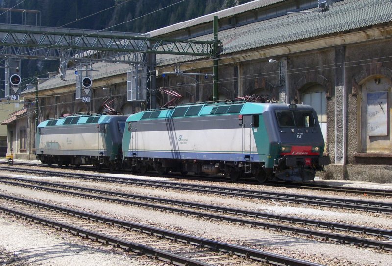 TRENITALIA E 405.022 und E 405.014 im Bahnhof Brennero/Brenner; 08.05.2008