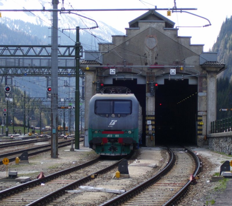 TRENITALIA E 412 011 am 08.05.2008 vor dem Lokschuppen im Bahnhof Brennero/Brenner.