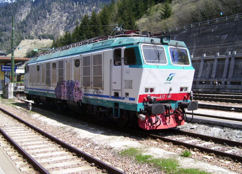 TRENITALIA E 652 061 im Bahnhof Brennero; 08.05.2008