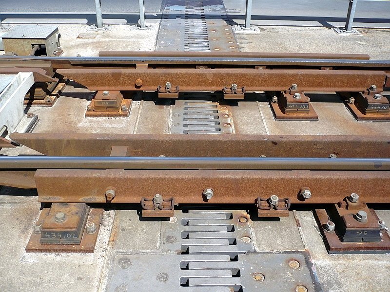 Trennstelle der Hubbrcke bei Wolgast, das Gleis wird ca. 2 Meter weiter links getrennt, aufgenommen am 17.06.2008.