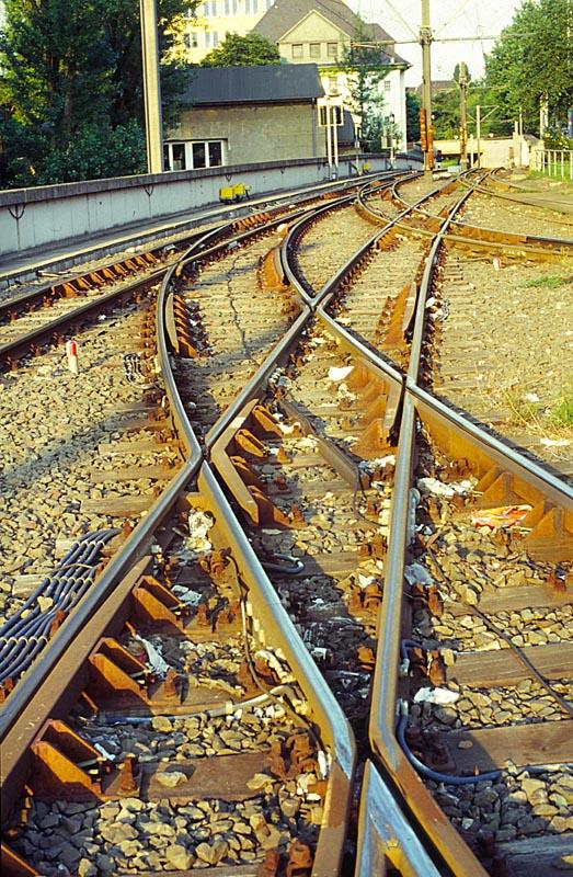 Trennung von Meter- und Regelspur am Westende des Stadttunnels. Ganz rechts verluft die Meterspurstrecke der 102 nach Uhlenhorst, geradeaus geht es ins Bw, die Regelspurstrecke dazwischen fhrt nach Duisburg.