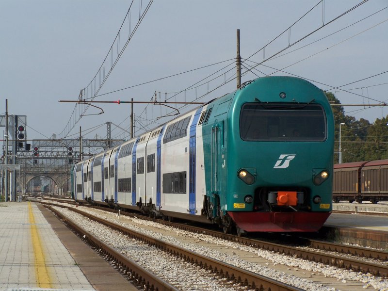 Treno 74 bei der Einfahrt nach Ravenna. Der Zug kam aus Bologna nach Ravenna und fuhr anschlieend zurck nach Bologna. Aufgenommen am 22.August 2007.