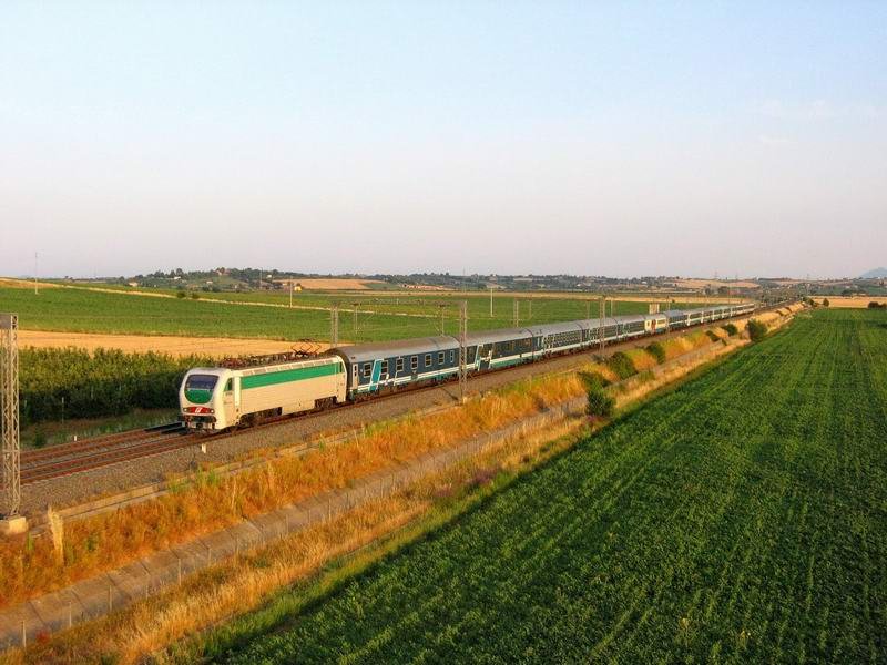 Treno Notte mit E402. Gerade noch in der Abendsonne der Toskana (Nhe Castiglion Fiorentino) erwischt