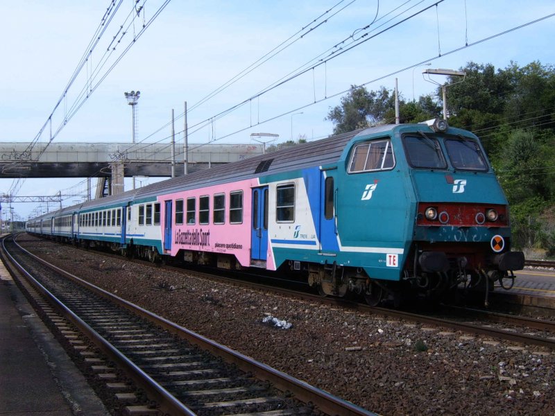 Treno Regionale nach Piombino im Bahnhof San Vincenzo (Mai 2005)