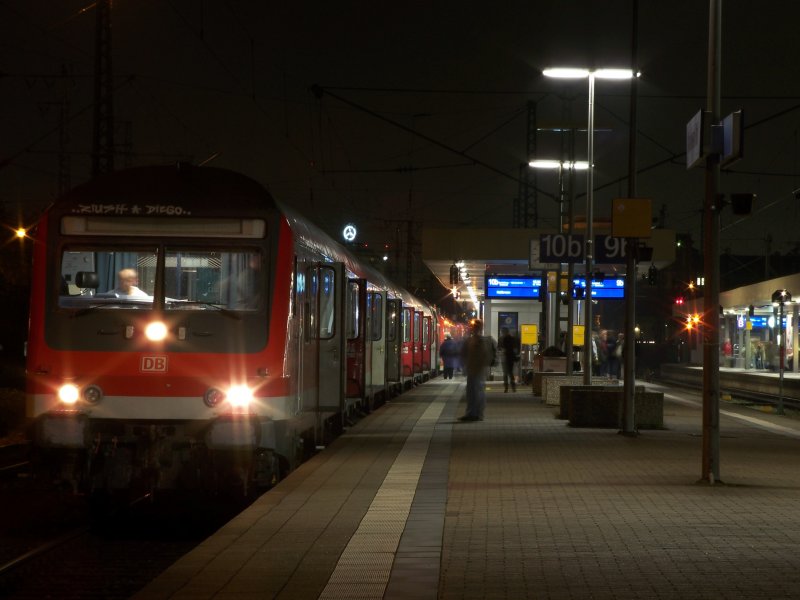  Tretet ein.  Am 28.10.07 hatten die alten n-Wagen des Regionalexpress von Mannheim ber Sinsheim nach Heilbronn ihre Tren einladend geffnet. Lange wird diese jedoch nicht mehr der Fall sein. Die Strecke soll demnchst elektrifiziert werden. Sobald dies der Fall ist, verkehren auch auf dieser Strecke ET 425. Auf der Heilbronner Linie ber Eberbach ist dies ja leider schon der Fall.